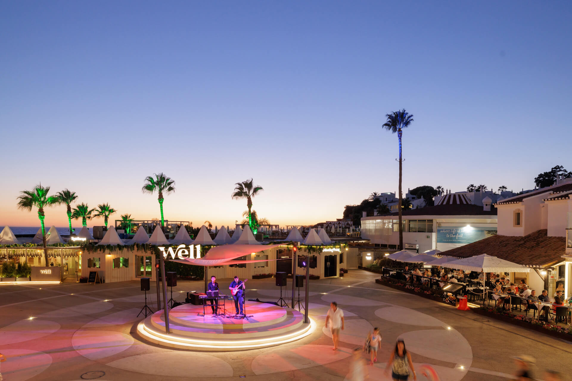 The vibrant beachside restaurants, outdoor terraces, and seaside commercial hubs at the Praça in Vale do Lobo