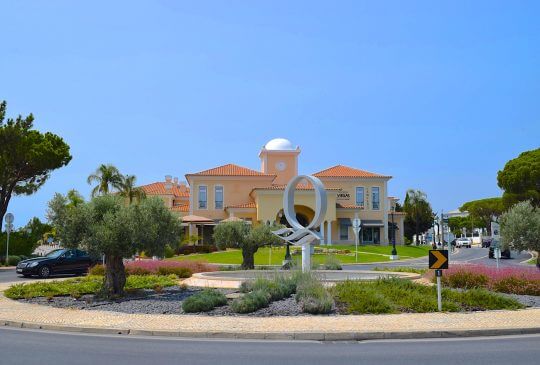 Open-air boutiques and shopfronts at Quinta Shopping near Quinta do Lago